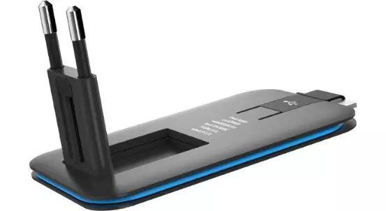 這款全球超薄的手機充電器，造型奇特——飛天鷹電源適配器